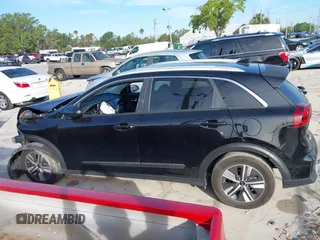 2020 Kia Niro LXS with VIN KNDCB3LC2L5422695, listed as a IAAI auction lot 41881263 with 77,197 mi miles. Bid and sale history available at carsss.com. Image 13.