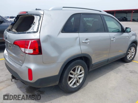 2014 Kia Sorento LX z VIN 5XYKT4A7XEG460996, wystawiony jako IAAI lot #42270696 z przebiegiem 105 677 mil mil oraz . Historia ofert i sprzedaży dostępna na DreamBid. Obrazek 4.
