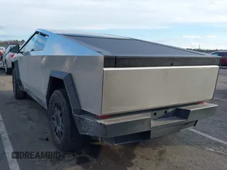 2024 Tesla Cybertruck с VIN 7G2CEHEDXRA026834, выставлен на аукционе IAAI как лот 41448419 с пробегом 2 938 миль миль и . История ставок и продаж доступна на DreamBid. Изображение 3.