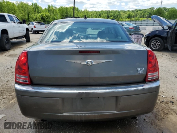 2008 Chrysler 300 C Hemi z VIN 2C3KA63H28H287802, wystawiony jako Copart lot #55748875 z przebiegiem 218 568 mil mil oraz Nie do naprawy • Non repairable. Historia ofert i sprzedaży dostępna na DreamBid. Obrazek 6.