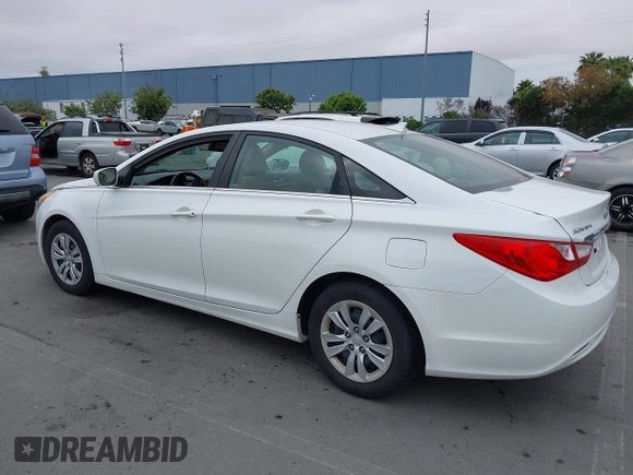 2013 Hyundai Sonata GLS z VIN 5NPEB4AC9DH518780, wystawiony jako IAAI lot #42370113 z przebiegiem 155 928 mil mil oraz . Historia ofert i sprzedaży dostępna na DreamBid. Obrazek 3.