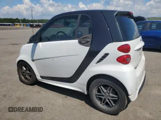 2015 Smart fortwo Passion z VIN WMEEJ3BA4FK816301, wystawiony jako Copart lot #65140935 z przebiegiem 83 465 mil mil oraz Czysty tytuł • Clean title. Historia ofert i sprzedaży dostępna na DreamBid. Obrazek 2.