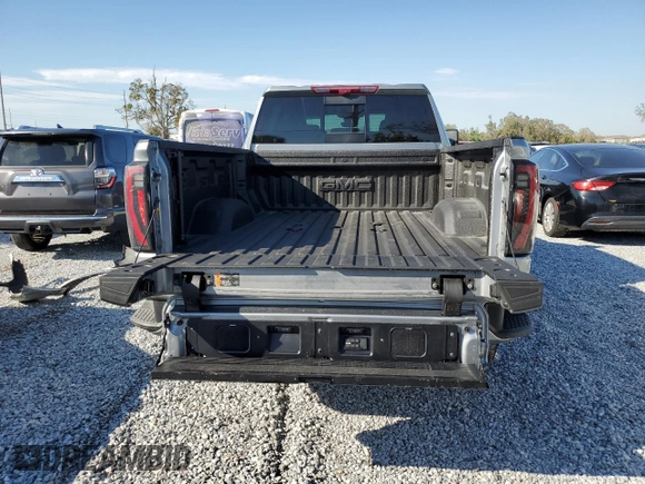 2025 GMC Sierra 2500HD AT4 z VIN 1GT4UPEY8SF101946, wystawiony jako Copart lot #44000195 z przebiegiem 1 238 mil mil oraz Nie do naprawy • Non repairable. Historia ofert i sprzedaży dostępna na DreamBid. Obrazek 6.