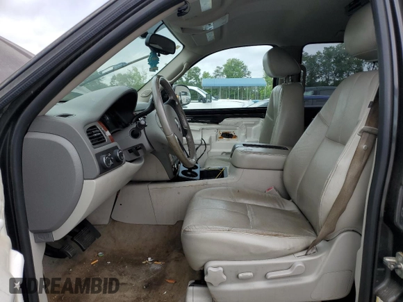 2010 Chevrolet Tahoe LT z VIN 1GNUKBE04AR119674, wystawiony jako Copart lot #58498755 z przebiegiem 226 149 mil mil oraz Czysty tytuł • Clean title. Historia ofert i sprzedaży dostępna na DreamBid. Obrazek 7.