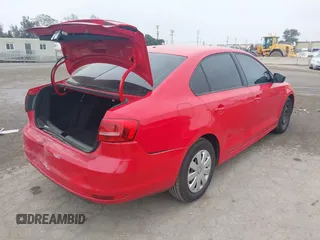 2015 Volkswagen Jetta S z VIN 3VW1K7AJ1FM302365, wystawiony jako IAAI lot #42282246 z przebiegiem 131 405 mil mil oraz . Historia ofert i sprzedaży dostępna na DreamBid. Obrazek 4.