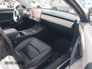2023 Tesla Model 3 z VIN 5YJ3E1EA6PF488405, wystawiony jako IAAI lot #41570896 z przebiegiem 26 631 mil mil oraz . Historia ofert i sprzedaży dostępna na DreamBid. Obrazek 5.