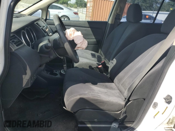 2009 Nissan Versa S z VIN 3N1BC13E79L490369, wystawiony jako Copart lot #51960035 z przebiegiem 160 125 mil mil oraz Nie do naprawy • Non repairable. Historia ofert i sprzedaży dostępna na DreamBid. Obrazek 7.