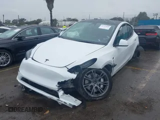 2024 Tesla Model Y Long Range z VIN 7SAYGDEEXRF230169, wystawiony jako IAAI lot #41723049 z przebiegiem Nie podano mil oraz . Historia ofert i sprzedaży dostępna na DreamBid. Obrazek 17.