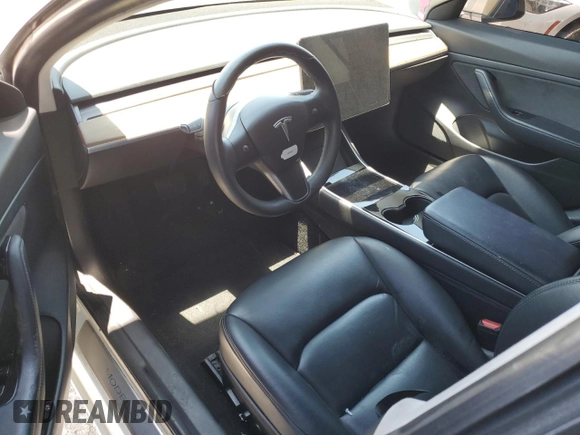 2020 Tesla Model 3 Standard Range Plus z VIN 5YJ3E1EA3LF632566, wystawiony jako Copart lot #56416625 z przebiegiem Nie podano mil oraz Nie do naprawy • Non repairable. Historia ofert i sprzedaży dostępna na DreamBid. Obrazek 8.
