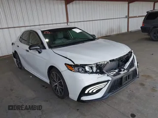 2022 Toyota Camry SE z VIN 4T1G11AK5NU019057, wystawiony jako IAAI lot #42009182 z przebiegiem 48 250 mil mil oraz . Historia ofert i sprzedaży dostępna na DreamBid. Obrazek 1.