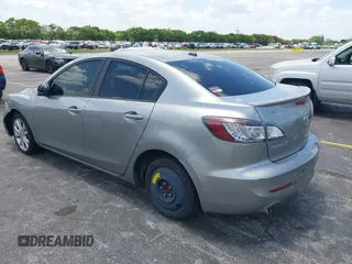 2011 Mazda 3 S Grand Touring z VIN JM1BL1W55B1474676, wystawiony jako IAAI lot #42494974 z przebiegiem 162 285 mil mil oraz . Historia ofert i sprzedaży dostępna na DreamBid. Obrazek 3.