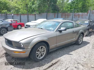 2005 Ford Mustang Deluxe z VIN 1ZVFT80N355160005, wystawiony jako IAAI lot #42288228 z przebiegiem 152 140 mil mil oraz . Historia ofert i sprzedaży dostępna na DreamBid. Obrazek 2.