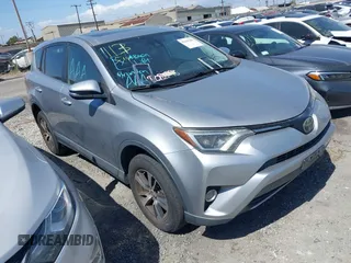 2018 Toyota RAV4 XLE z VIN JTMWFREV9JD112131, wystawiony jako IAAI lot #42195285 z przebiegiem 122 913 mil mil oraz . Historia ofert i sprzedaży dostępna na DreamBid. Obrazek 1.