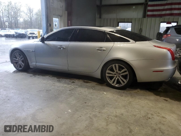 2013 Jaguar XJ Portfolio z VIN SAJWJ2GD6D8V44717, wystawiony jako Copart lot #52340635 z przebiegiem 120 560 mil mil oraz Szkody całkowita. Historia ofert i sprzedaży dostępna na DreamBid. Obrazek 2.