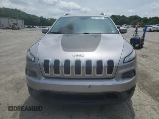2017 Jeep Cherokee Latitude z VIN 1C4PJMCS0HD224115, wystawiony jako Copart lot #61713985 z przebiegiem 83 421 mil mil oraz Szkoda całkowita • Salvage title. Historia ofert i sprzedaży dostępna na DreamBid. Obrazek 5.