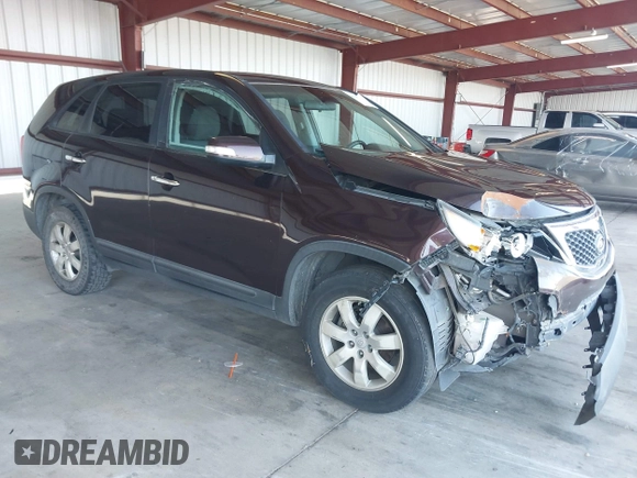 2011 Kia Sorento LX z VIN 5XYKT3A14BG103671, wystawiony jako IAAI lot #42250341 z przebiegiem 123 963 mil mil oraz . Historia ofert i sprzedaży dostępna na DreamBid. Obrazek 1.