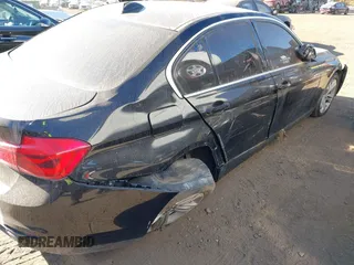 2018 BMW 3 Series 330i xDrive z VIN WBA8D9C51JEM33122, wystawiony jako IAAI lot #40811372 z przebiegiem 48 461 mil mil oraz . Historia ofert i sprzedaży dostępna na DreamBid. Obrazek 6.