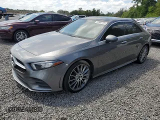 2021 Mercedes-Benz A 220 z VIN W1K3G4EB8MJ268505, wystawiony jako Copart lot #50983725 z przebiegiem 50 334 mil mil oraz Nie do naprawy. Historia ofert i sprzedaży dostępna na DreamBid. Obrazek 1.