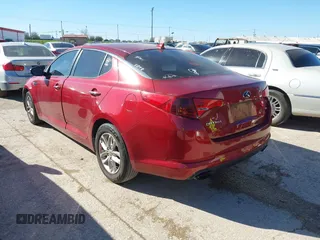 2013 Kia Optima LX z VIN 5XXGM4A70DG252227, wystawiony jako IAAI lot #41808243 z przebiegiem 180 732 mil mil oraz . Historia ofert i sprzedaży dostępna na DreamBid. Obrazek 3.