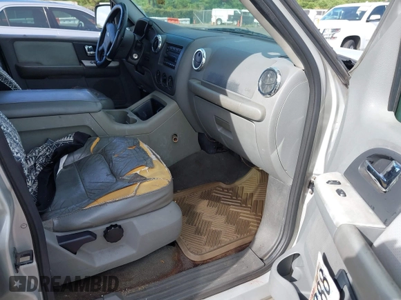 2006 Ford Expedition Special Service z VIN 1FMFU15506LA14718, wystawiony jako IAAI lot #41838659 z przebiegiem 117 497 mil mil oraz . Historia ofert i sprzedaży dostępna na DreamBid. Obrazek 5.