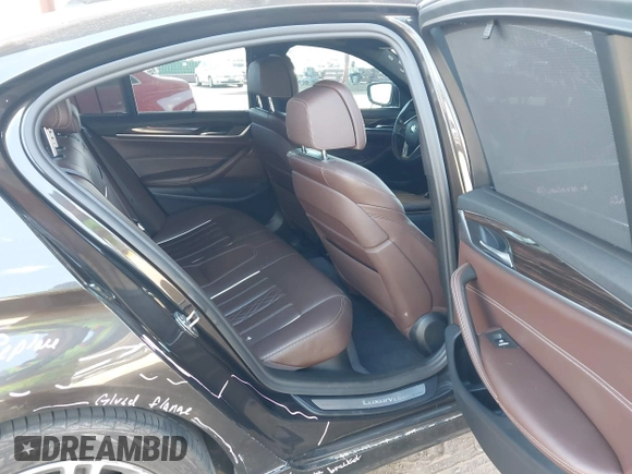 2019 BMW 5 Series 530i z VIN WBAJA5C52KWW20562, wystawiony jako IAAI lot #42075298 z przebiegiem Nie podano mil oraz . Historia ofert i sprzedaży dostępna na DreamBid. Obrazek 8.