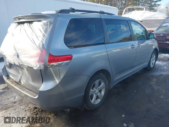 2012 Toyota Sienna LE AAS z VIN 5TDKK3DC2CS245540, wystawiony jako IAAI lot #41622653 z przebiegiem 226 969 mil mil oraz . Historia ofert i sprzedaży dostępna na DreamBid. Obrazek 4.