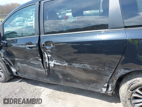 2019 Toyota Sienna XLE Auto Access Seat with VIN 5TDYZ3DC1KS998660, listed as a IAAI auction lot 42025856 with 113,376 mi miles. Bid and sale history available at carsss.com. Image 19.