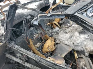 1998 Chevrolet Corvette z VIN 1G1YY32G9W5111612, wystawiony jako Copart lot #52559905 z przebiegiem Nie podano mil oraz Nie do naprawy • Non repairable. Historia ofert i sprzedaży dostępna na DreamBid. Obrazek 10.