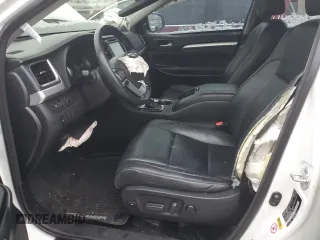 2018 Toyota Highlander SE z VIN 5TDJZRFHXJS857422, wystawiony jako Copart lot #84721464 z przebiegiem Nie podano mil oraz Nie do naprawy • Non repairable. Historia ofert i sprzedaży dostępna na DreamBid. Obrazek 7.