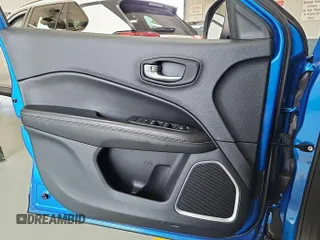 2021 Jeep Compass Latitude z VIN 3C4NJDBB0MT594087, wystawiony jako IAAI lot #42791550 z przebiegiem 78 385 mil mil oraz . Historia ofert i sprzedaży dostępna na DreamBid. Obrazek 5.