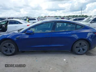 2021 Tesla Model 3 Standard Range Plus z VIN 5YJ3E1EAXMF098855, wystawiony jako IAAI lot #42226127 z przebiegiem 34 351 mil mil oraz . Historia ofert i sprzedaży dostępna na DreamBid. Obrazek 14.