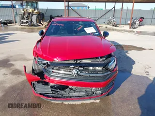 2024 Volkswagen Jetta Sport z VIN 3VWAM7BU7RM080664, wystawiony jako IAAI lot #41974493 z przebiegiem 14 254 mil mil oraz . Historia ofert i sprzedaży dostępna na DreamBid. Obrazek 12.