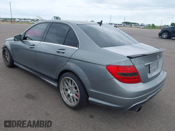 2013 Mercedes-Benz C 300 Sport с VIN WDDGF8AB1DR256425, выставлен на аукционе IAAI как лот 42560342 с пробегом 119 440 миль миль и . История ставок и продаж доступна на DreamBid. Изображение 3.