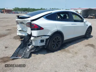 2016 Tesla Model X 70D z VIN 5YJXCBE25GF029372, wystawiony jako IAAI lot #42325335 z przebiegiem 80 071 mil mil oraz . Historia ofert i sprzedaży dostępna na DreamBid. Obrazek 4.