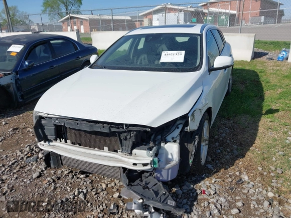 2015 Volvo V60 T5 Drive-E Premier z VIN YV140MEK2F1267396, wystawiony jako IAAI lot #41921329 z przebiegiem 93 937 mil mil oraz . Historia ofert i sprzedaży dostępna na DreamBid. Obrazek 6.