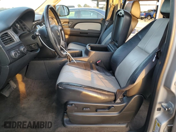 2008 Chevrolet Tahoe 3LT z VIN 1GNFK13068R131003, wystawiony jako Copart lot #46279485 z przebiegiem 203 095 mil mil oraz Szkody całkowita. Historia ofert i sprzedaży dostępna na DreamBid. Obrazek 7.