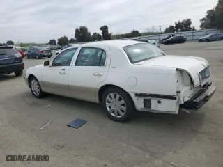 2005 Lincoln Town Car Signature Limited with VIN 1LNHM82W85Y624026, listed as a Copart auction lot 46671965 with 134,601 mi miles and Salvage Title. Bid and sale history available at carsss.com. Image 2.