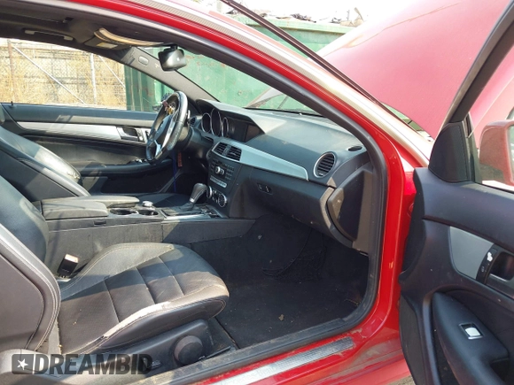2013 Mercedes-Benz C 250 z VIN WDDGJ4HBXDG075123, wystawiony jako IAAI lot #40342097 z przebiegiem 129 156 mil mil oraz . Historia ofert i sprzedaży dostępna na DreamBid. Obrazek 5.