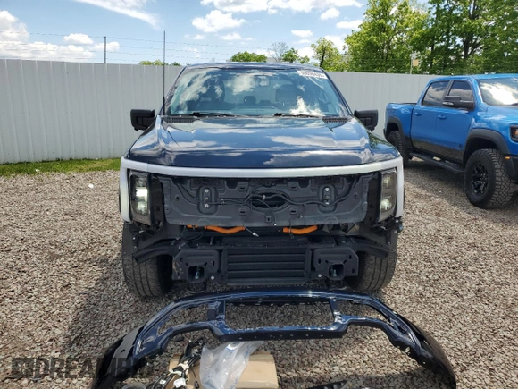 2022 Ford F-150 Lightning Pro z VIN 1FTVW1EL6NWG04931, wystawiony jako Copart lot #59096435 z przebiegiem 26 616 mil mil oraz Szkody całkowita. Historia ofert i sprzedaży dostępna na DreamBid. Obrazek 5.