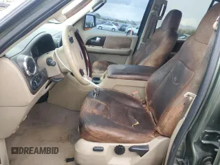 2006 Ford Expedition Eddie Bauer z VIN 1FMFU18556LA10367, wystawiony jako Copart lot #56062725 z przebiegiem 240 517 mil mil oraz Szkoda całkowita • Salvage title. Historia ofert i sprzedaży dostępna na DreamBid. Obrazek 7.