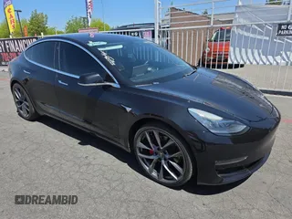 2018 Tesla Model 3 Long Range Battery z VIN 5YJ3E1EB8JF070461, wystawiony jako Copart lot #58379905 z przebiegiem 49 178 mil mil oraz Tytuł czysty. Historia ofert i sprzedaży dostępna na DreamBid. Obrazek 1.