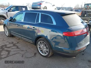 2016 Lincoln MKT EcoBoost z VIN 2LMHJ5AT4GBL02910, wystawiony jako IAAI lot #41192092 z przebiegiem 76 999 mil mil oraz . Historia ofert i sprzedaży dostępna na DreamBid. Obrazek 3.