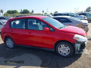 2011 Nissan Versa S z VIN 3N1BC1CP3BL512780, wystawiony jako IAAI lot #42374549 z przebiegiem 101 059 mil mil oraz . Historia ofert i sprzedaży dostępna na DreamBid. Obrazek 14.