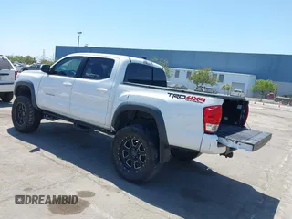 2017 Toyota Tacoma SR5 z VIN 3TMCZ5AN7HM095515, wystawiony jako IAAI lot #42150909 z przebiegiem 70 603 mil mil oraz . Historia ofert i sprzedaży dostępna na DreamBid. Obrazek 3.