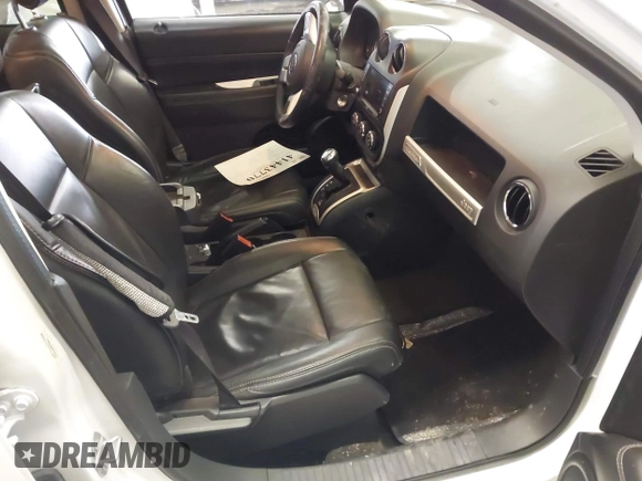 2017 Jeep Compass Latitude z VIN 1C4NJDEB6HD101312, wystawiony jako IAAI lot #41443770 z przebiegiem 79 264 mil mil oraz . Historia ofert i sprzedaży dostępna na DreamBid. Obrazek 5.