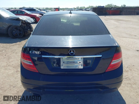2014 Mercedes-Benz C 250 Sport z VIN WDDGF4HB3EG205312, wystawiony jako IAAI lot #42187909 z przebiegiem 136 079 mil mil oraz . Historia ofert i sprzedaży dostępna na DreamBid. Obrazek 16.