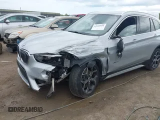 2017 BMW X1 xDrive28i z VIN WBXHT3Z38H4A58246, wystawiony jako IAAI lot #42160921 z przebiegiem 106 795 mil mil oraz . Historia ofert i sprzedaży dostępna na DreamBid. Obrazek 6.