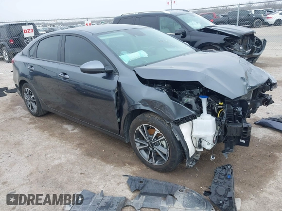 2023 Kia Forte LXS z VIN 3KPF24AD5PE682954, wystawiony jako IAAI lot #41510428 z przebiegiem 15 928 mil mil oraz . Historia ofert i sprzedaży dostępna na DreamBid. Obrazek 1.
