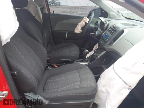 2015 Chevrolet Sonic LT z VIN 1G1JC5SBXF4179097, wystawiony jako IAAI lot #41715882 z przebiegiem 127 163 mil mil oraz . Historia ofert i sprzedaży dostępna na DreamBid. Obrazek 5.