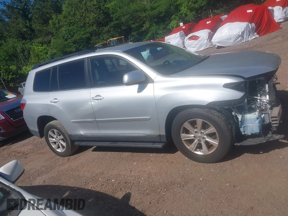 2011 Toyota Highlander z VIN 5TDBK3EHXBS050777, wystawiony jako IAAI lot #42305251 z przebiegiem Nie podano mil oraz . Historia ofert i sprzedaży dostępna na DreamBid. Obrazek 13.